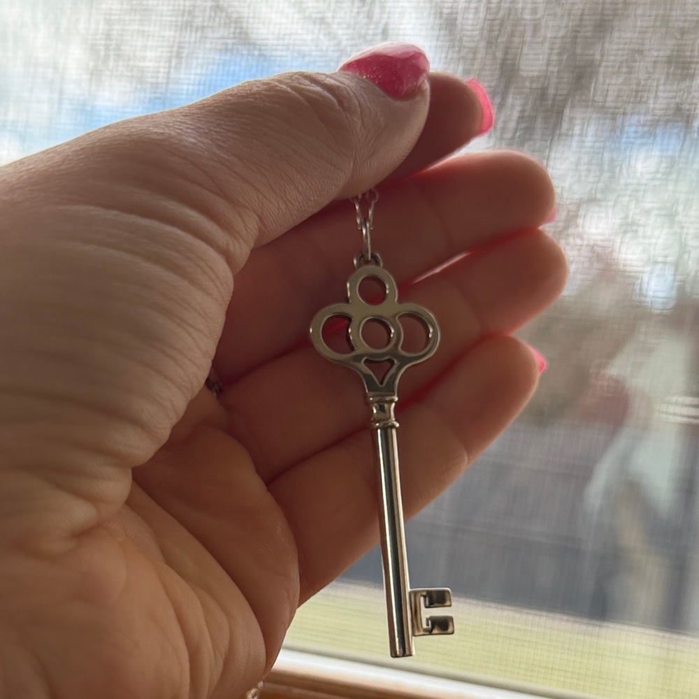 Tiffany & Co. Silver Key Charm with original packaging - Picture 5 of 7